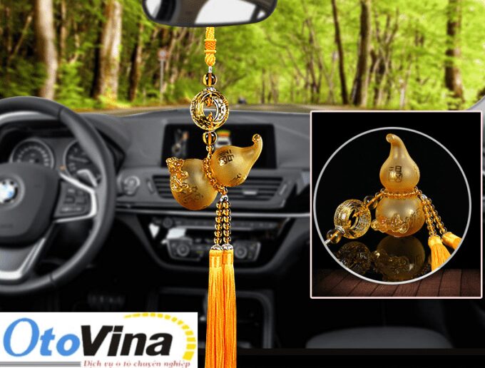 Trong phong thủy xe ô tô thì hồ lô pha lê có ý nghĩa giúp thu hút vượng khí và phúc khí mang đến tài lộc, bình an và may mắn cho chủ xe.