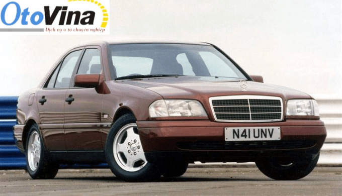 Phiên bản đầu tiên của Mercedes Benz C-Class được ra mắt năm 1993